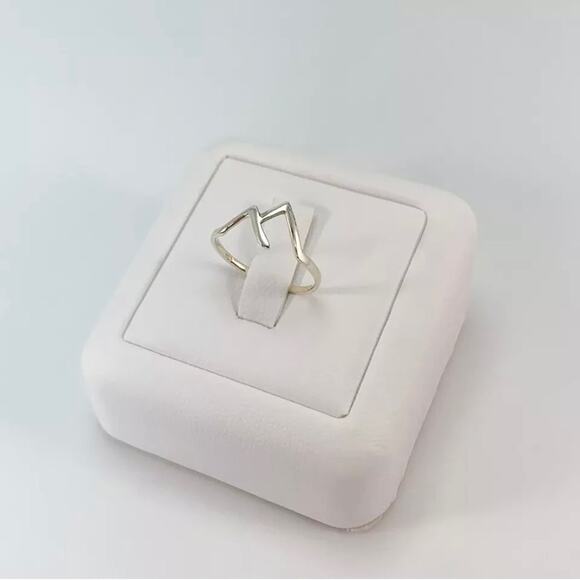 Beautiful solid 925 Sterling Silver mountain top dainty design ring - Picture 2 of 6